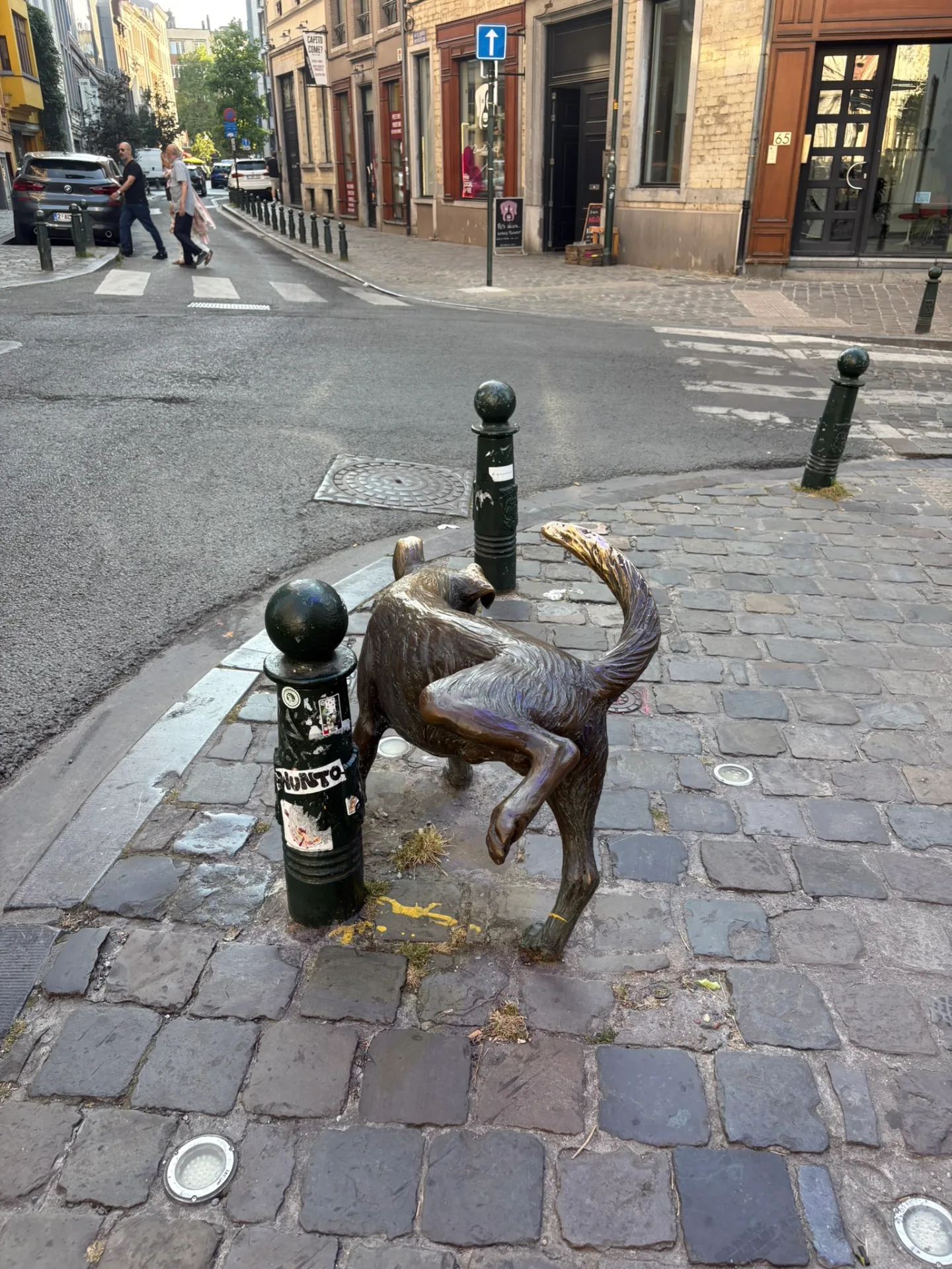 Zinneke-Pis - le chien qui pisse à Bruxelles (Rue des Chartreux, 35 1000 Bruxelles) - oeuvre de Tom Frantzen