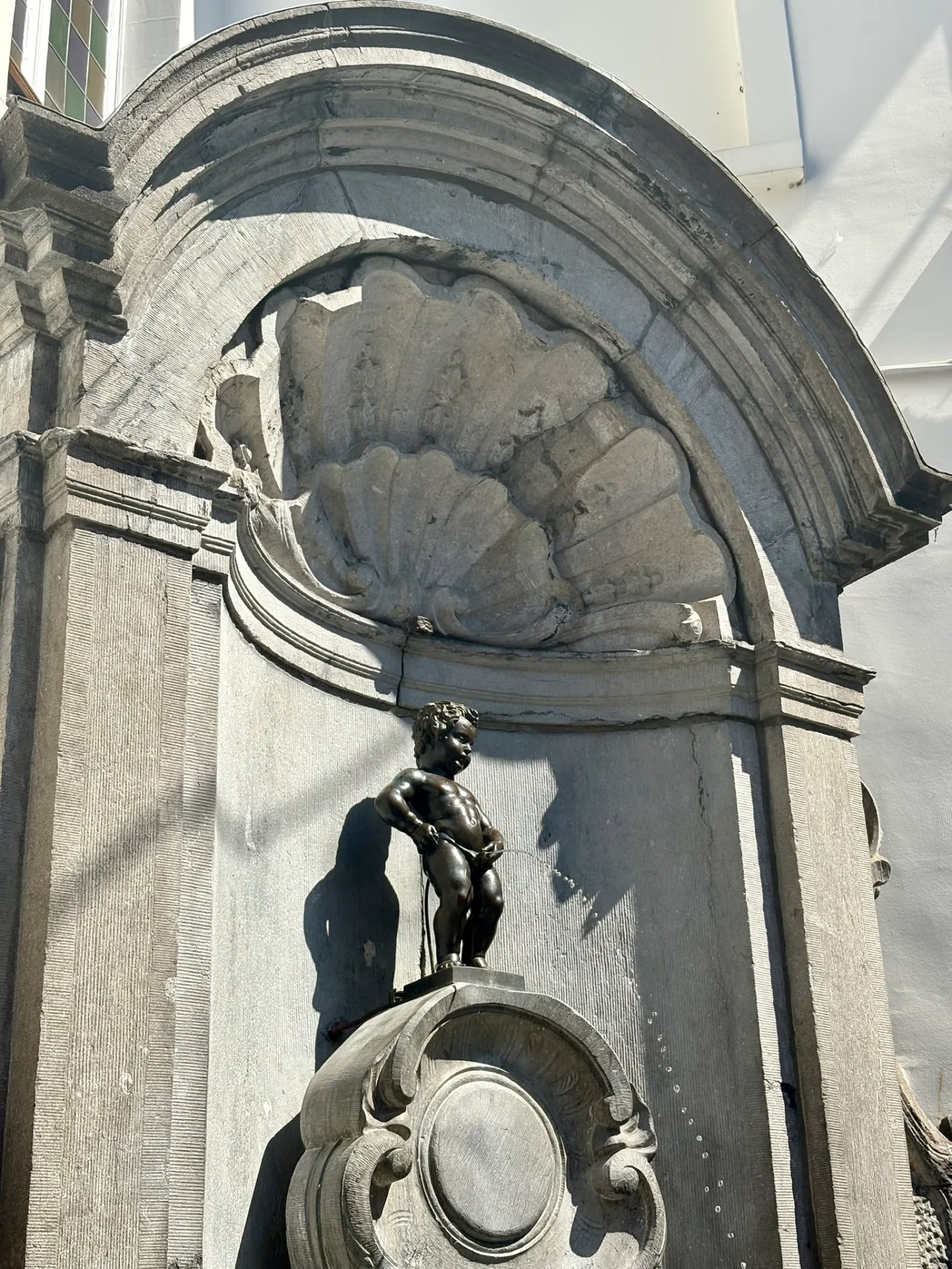 Le Manneken-Pis à Bruxelles - fontaine en bronze de 55 cm