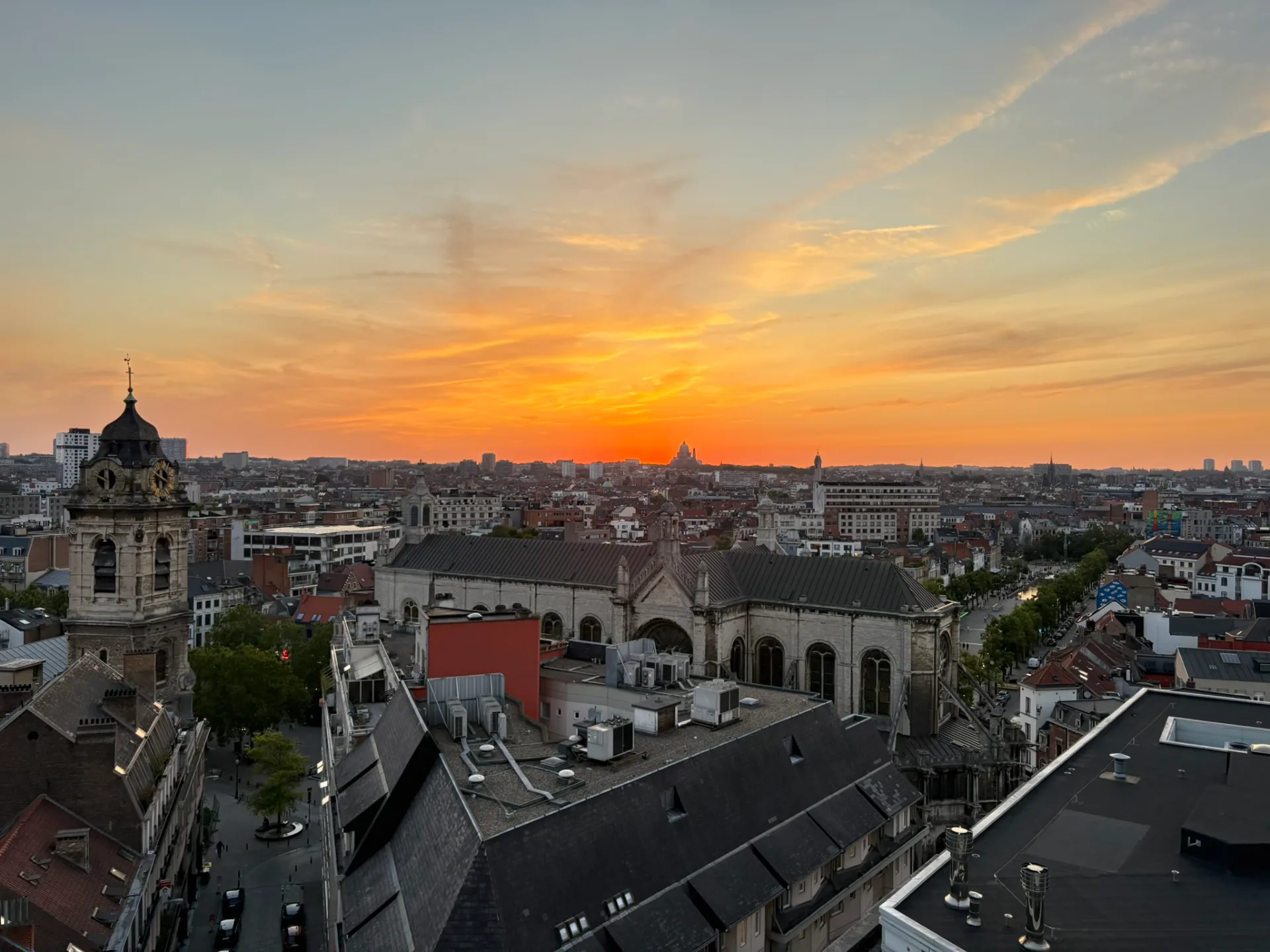 Vue sur l'église Saint-Catherine depuis le rooftop 58 à Bruxelles