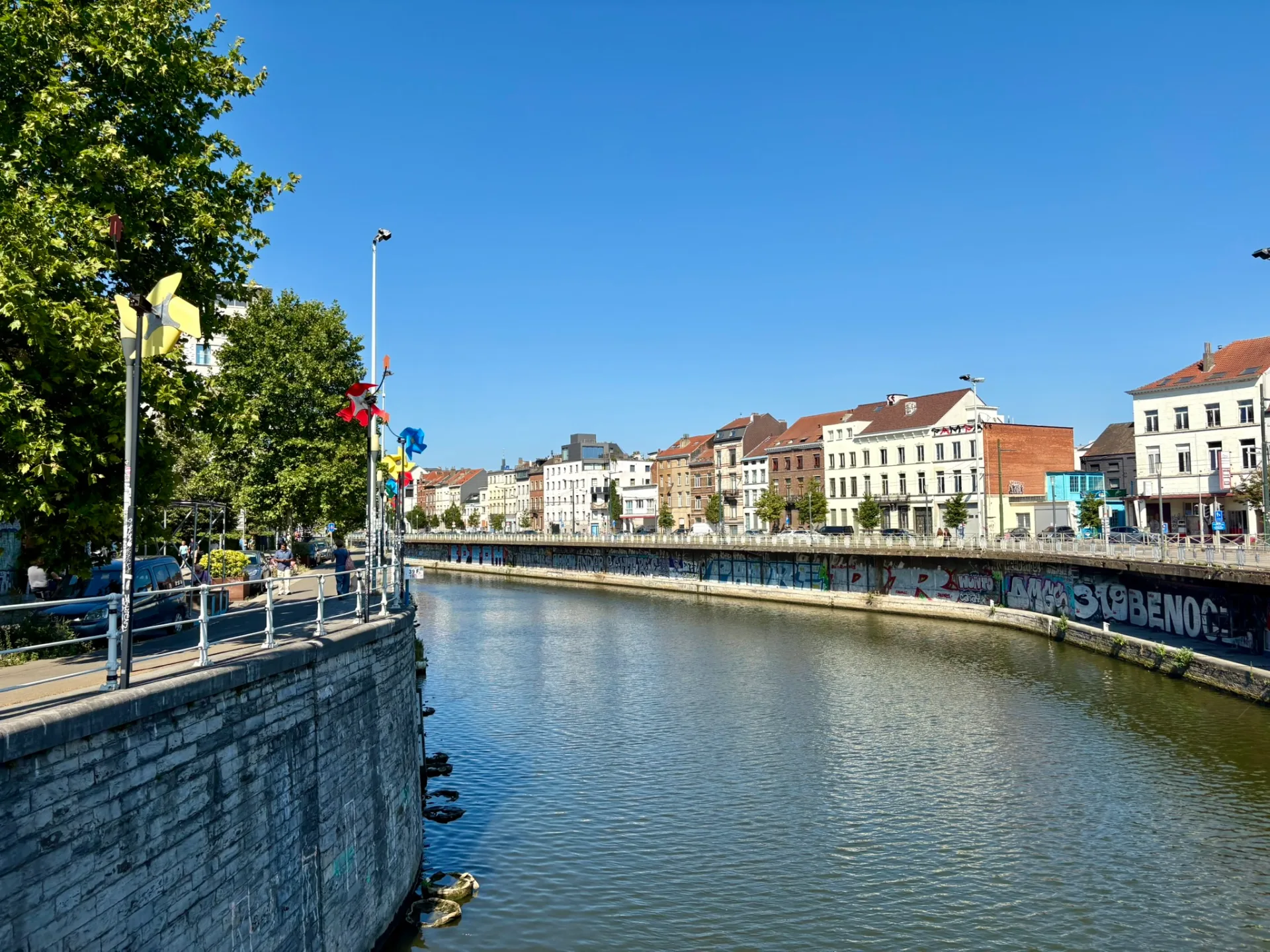 Le canal charleroi vue d'un pont pieton à Molenbeek