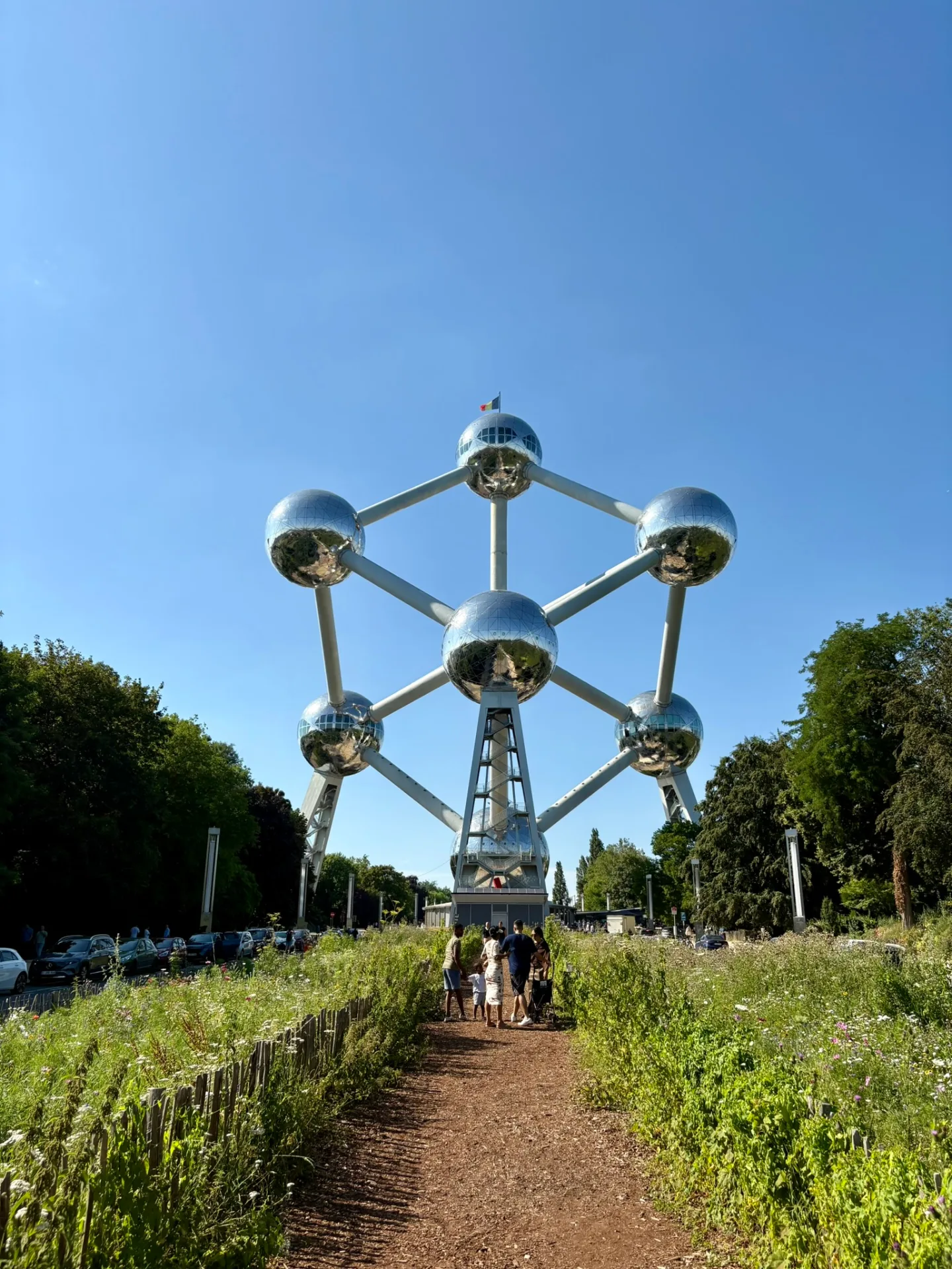 L'atomium de Bruxelles au milieu du parc de Laeken