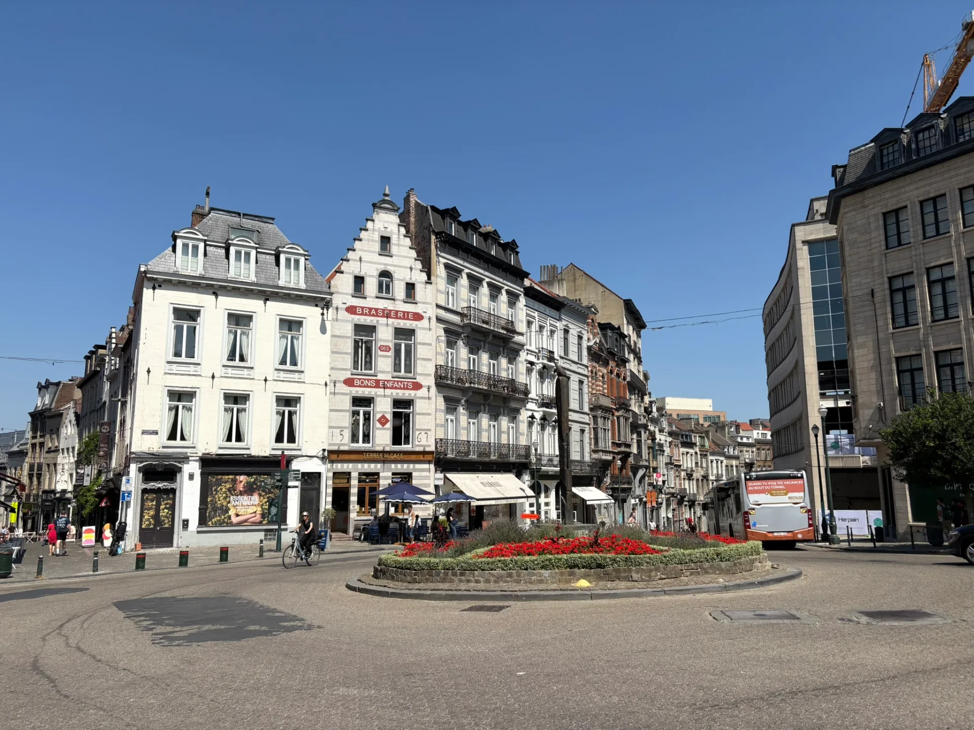 Une rue de Bruxelles avec l'architecture typique