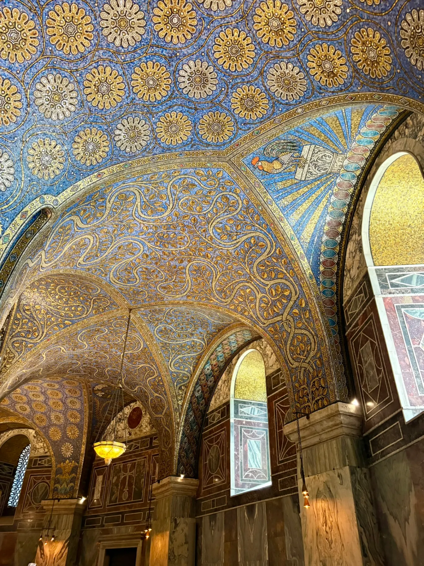 Intérieur richement décoré de la cathédrale d'Aix-la-Chapelle