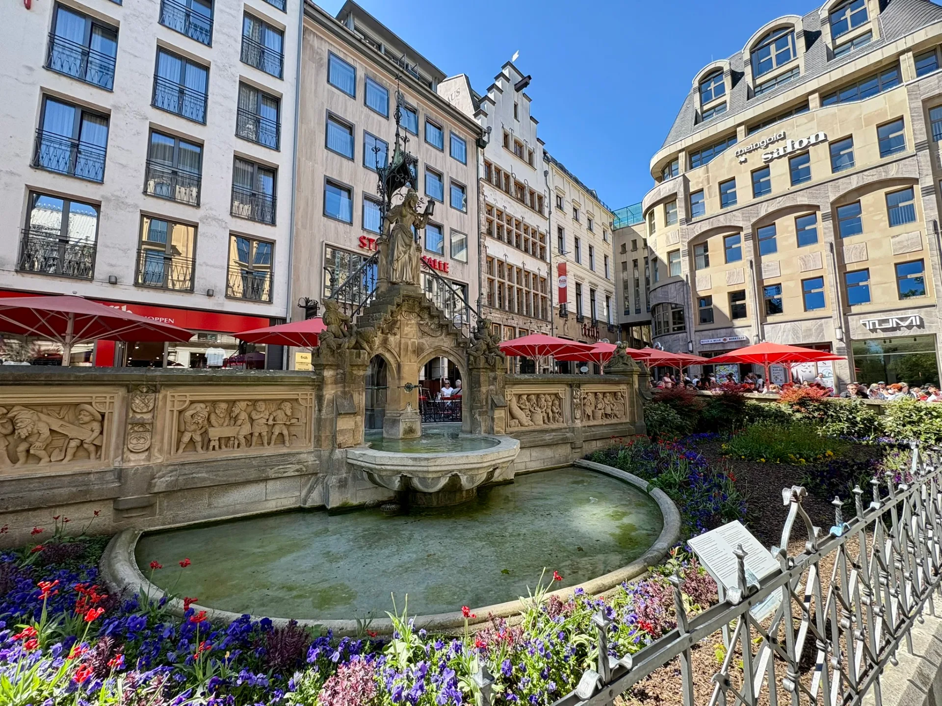 La fontaine des Heinzelmännchen, les lutins légendaires de Cologne