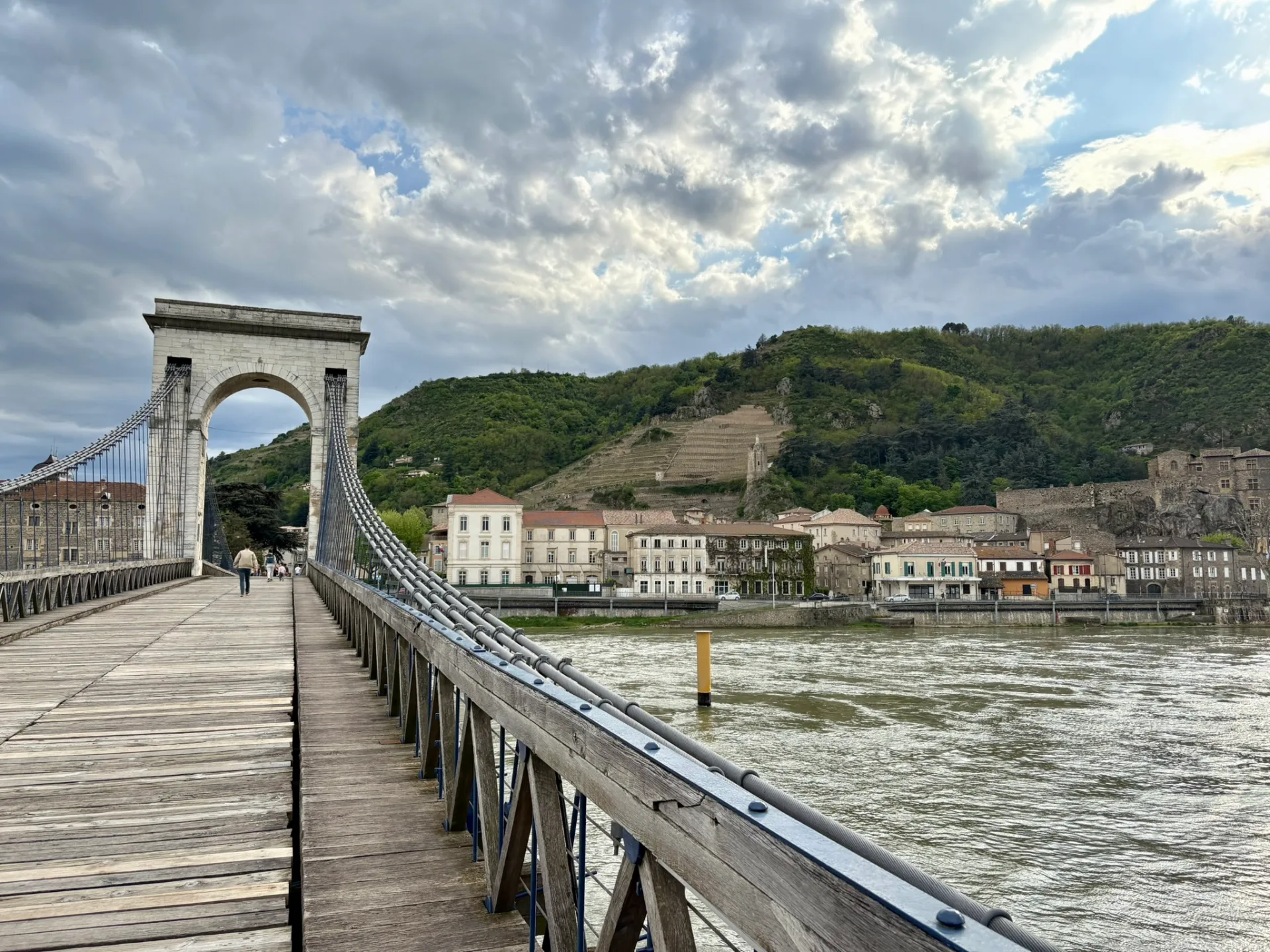 Vue sur Tournon depuis le pont suspendu