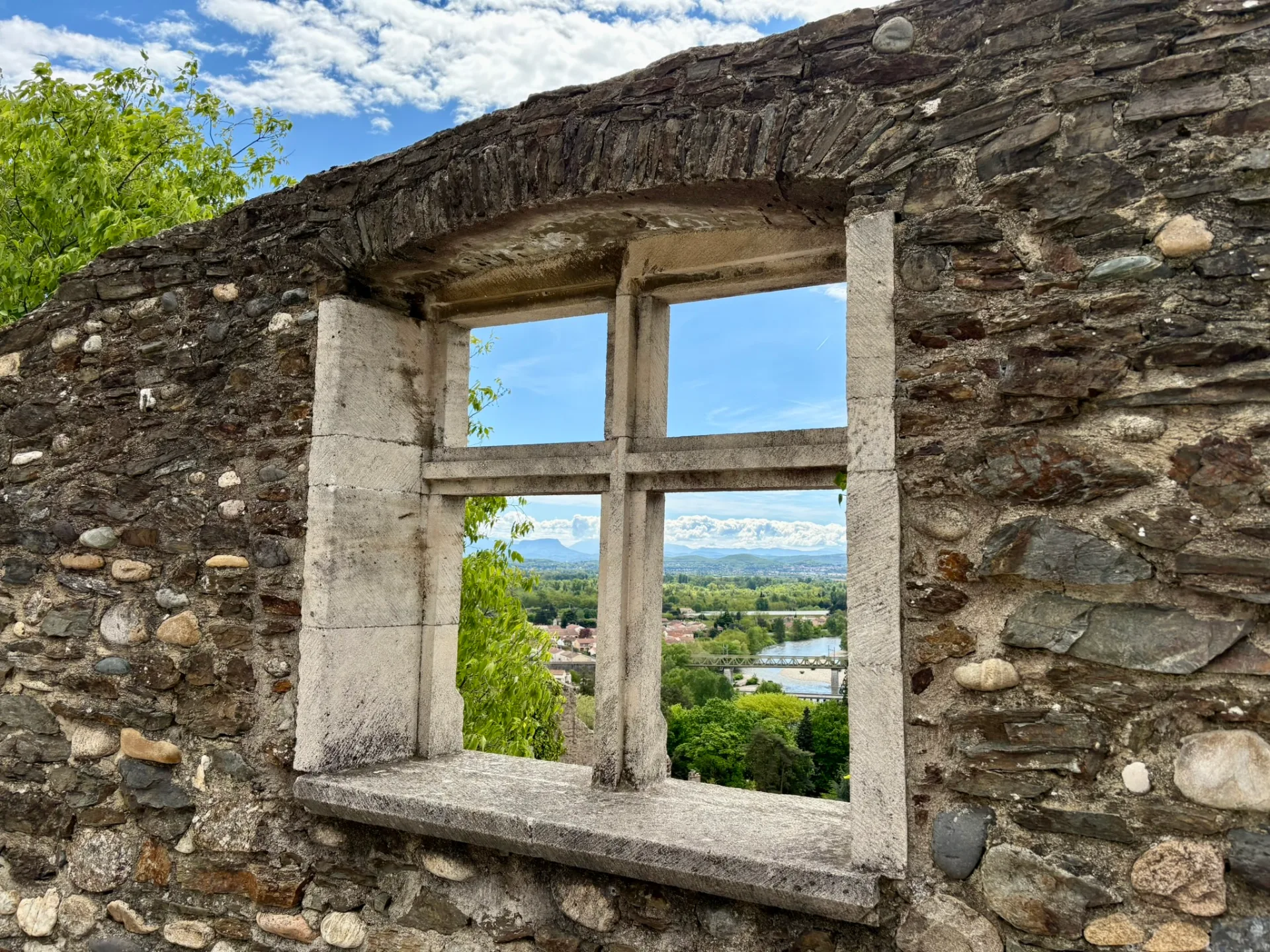 Vue sur Roche Colombe depuis le vieux village de Beauchastel
