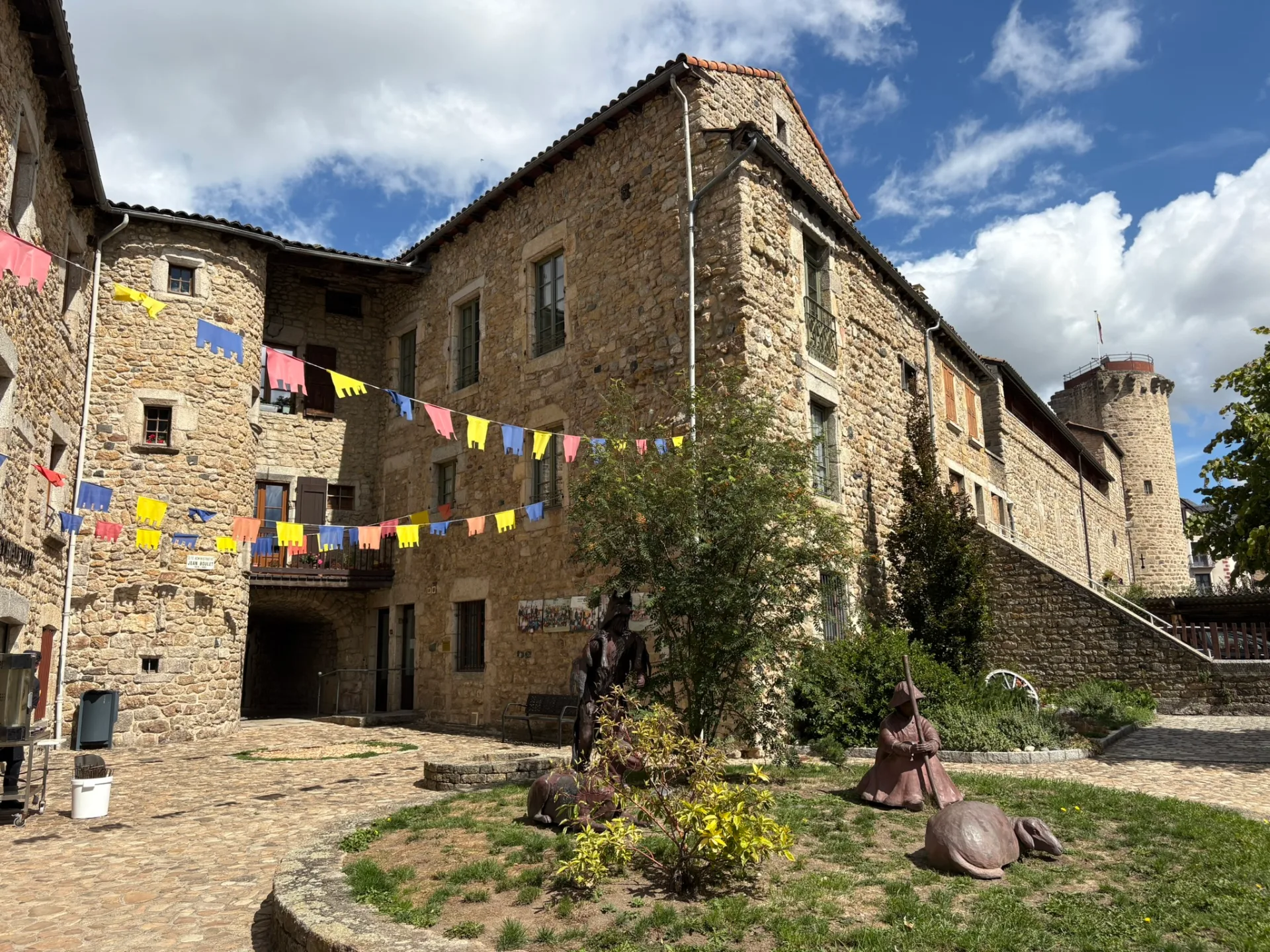 Les statues de la légende de la Bête du Gévaudan à l'entrée du Malzieu