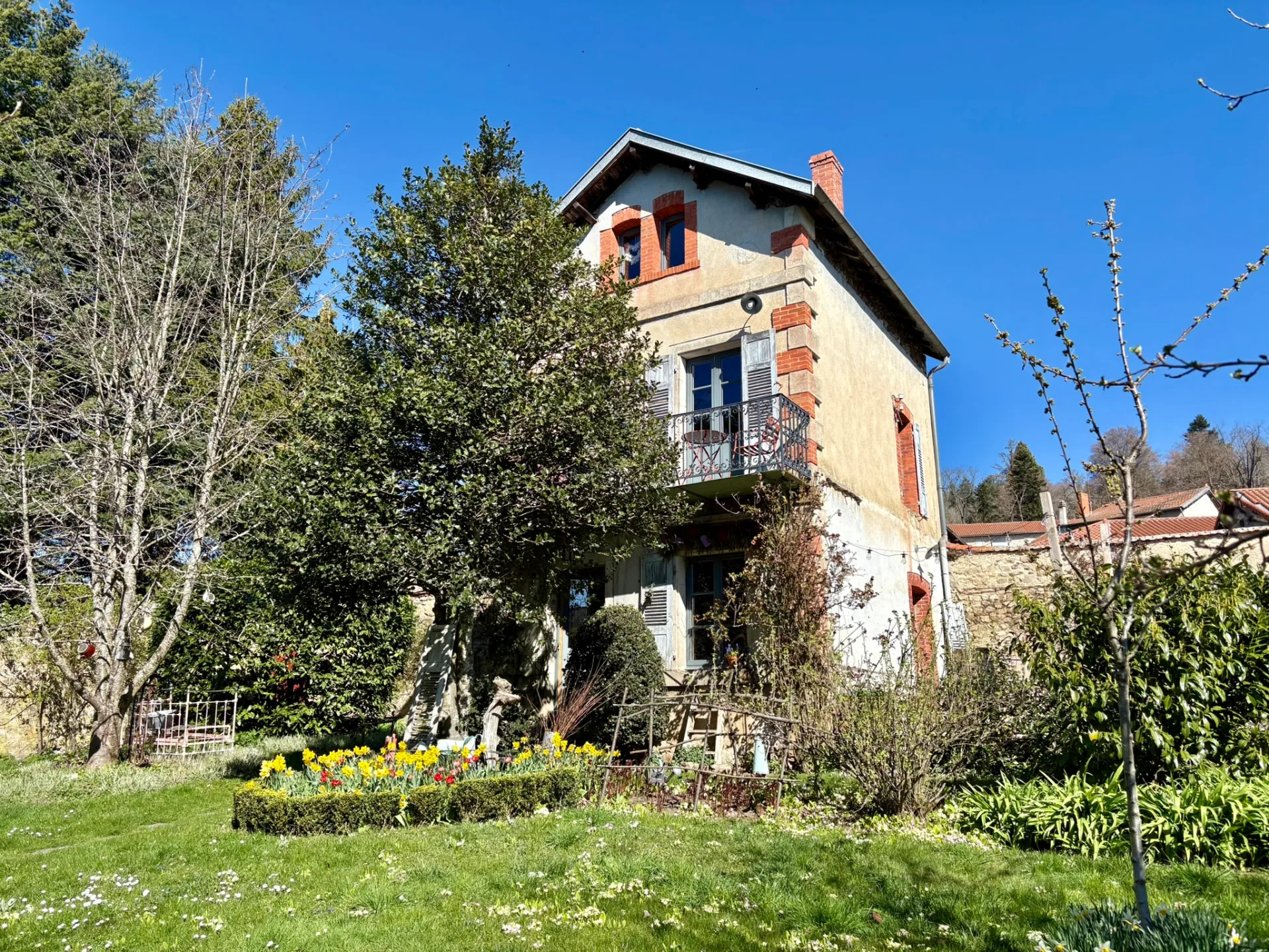 Le jardin en fleurs du gîte Le Jardin du Mont Bar
