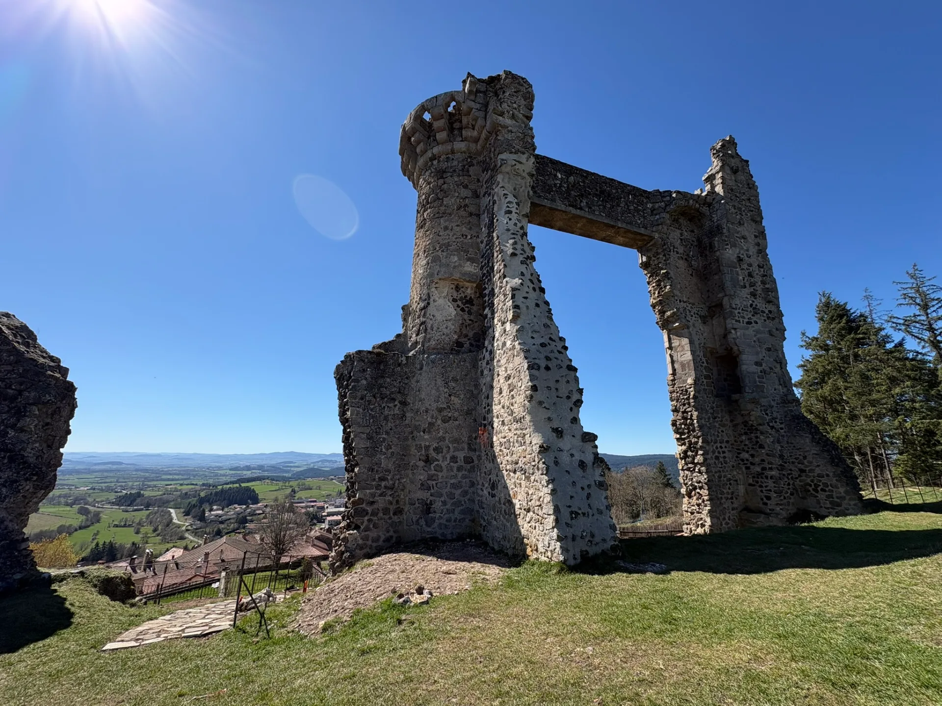 Les ruines du château d'Allègre et l'arche "Potence"