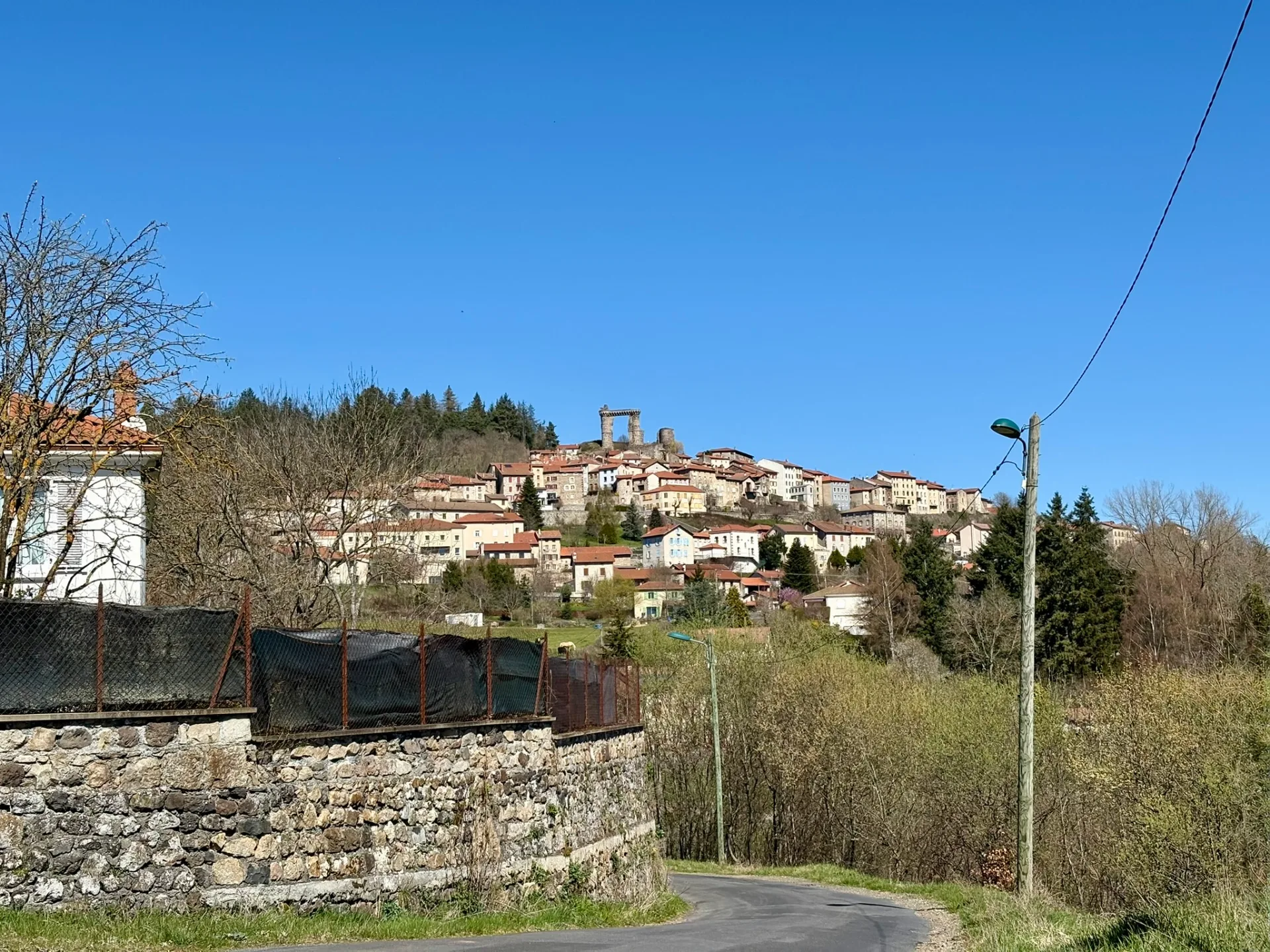 Le village d'Allègre et ses toits de lauze