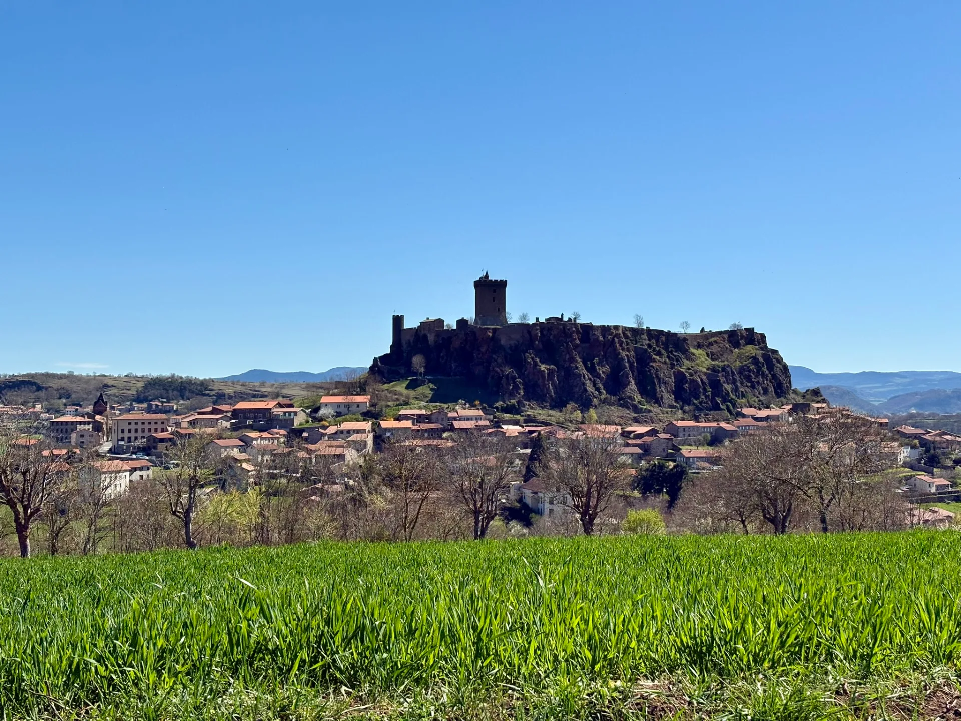 La forteresse de Polignac, perchée sur son rocher volcanique