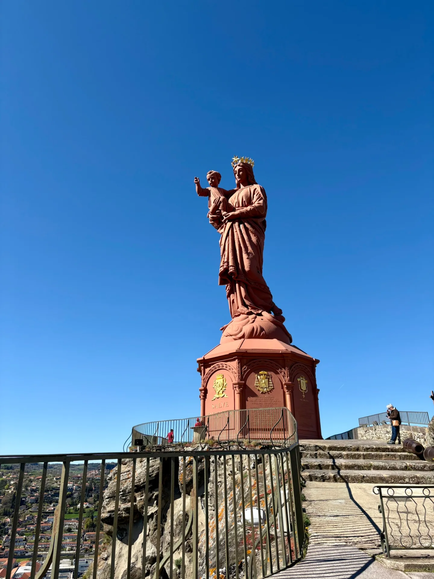 La statue Notre-Dame de France domine la ville