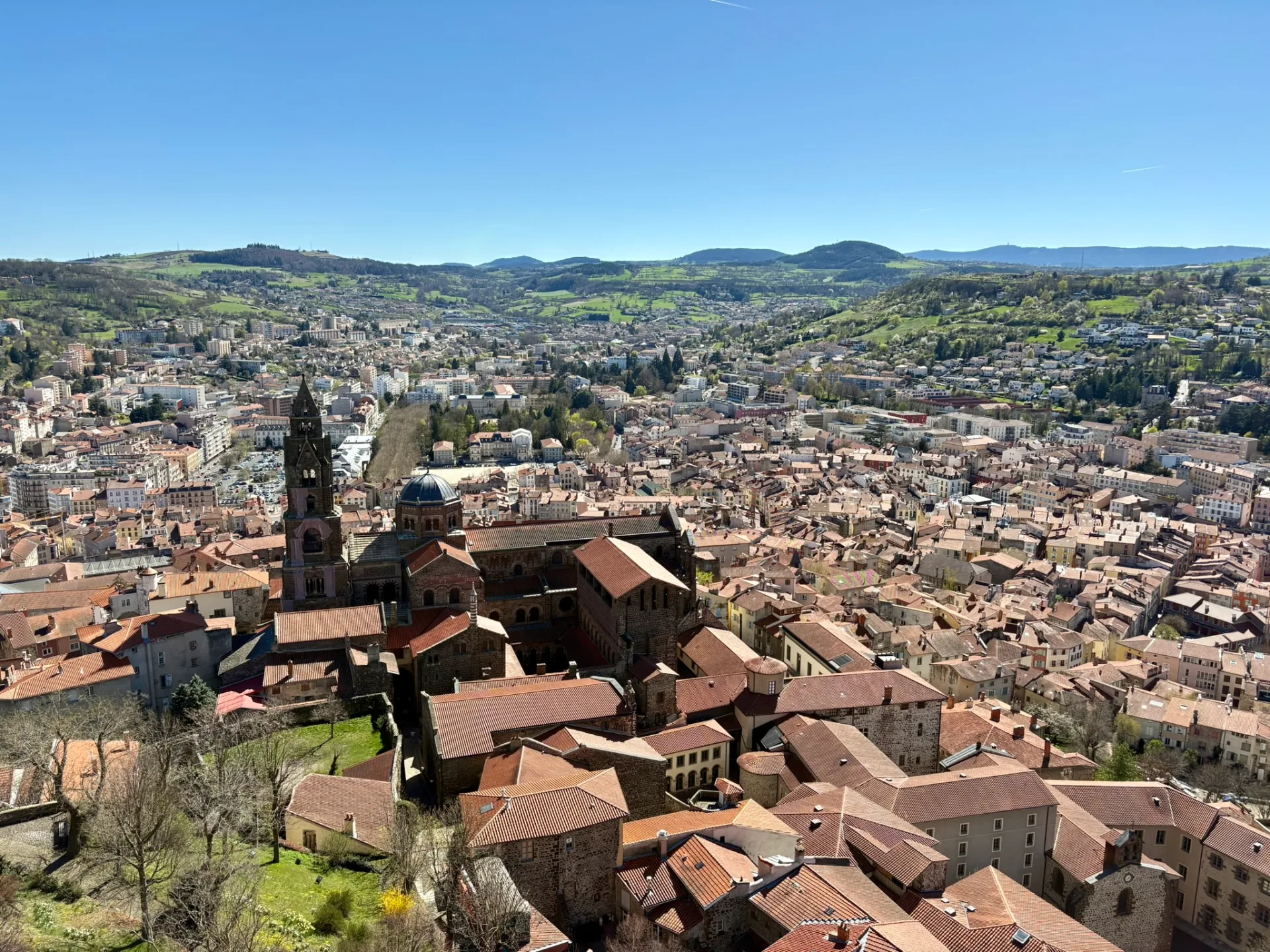 Vue sur Le Puy-en-Velay depuis la statue Notre-Dame de France