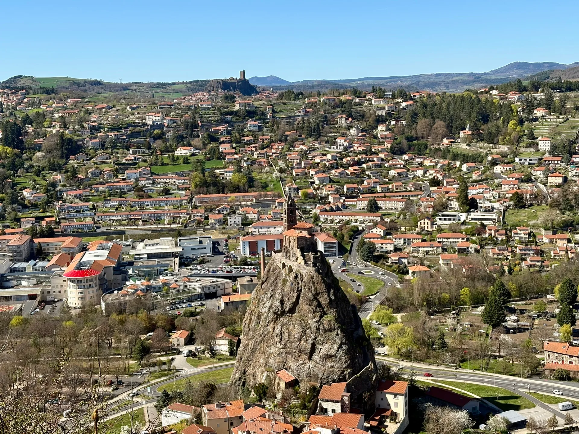 Vue sur Saint-Michel d'aiguilhe depuis la statue Notre-Dame de France