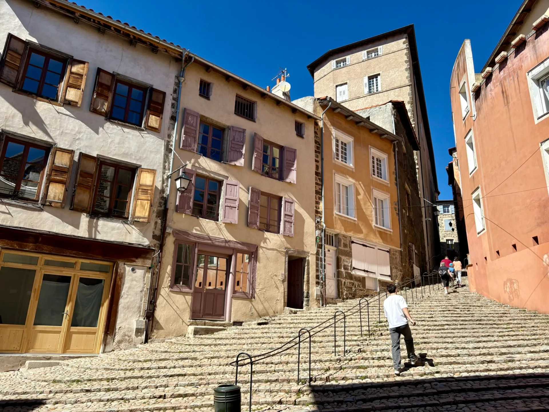 La rue Cardinal de Polignac au Puy-en-Velay