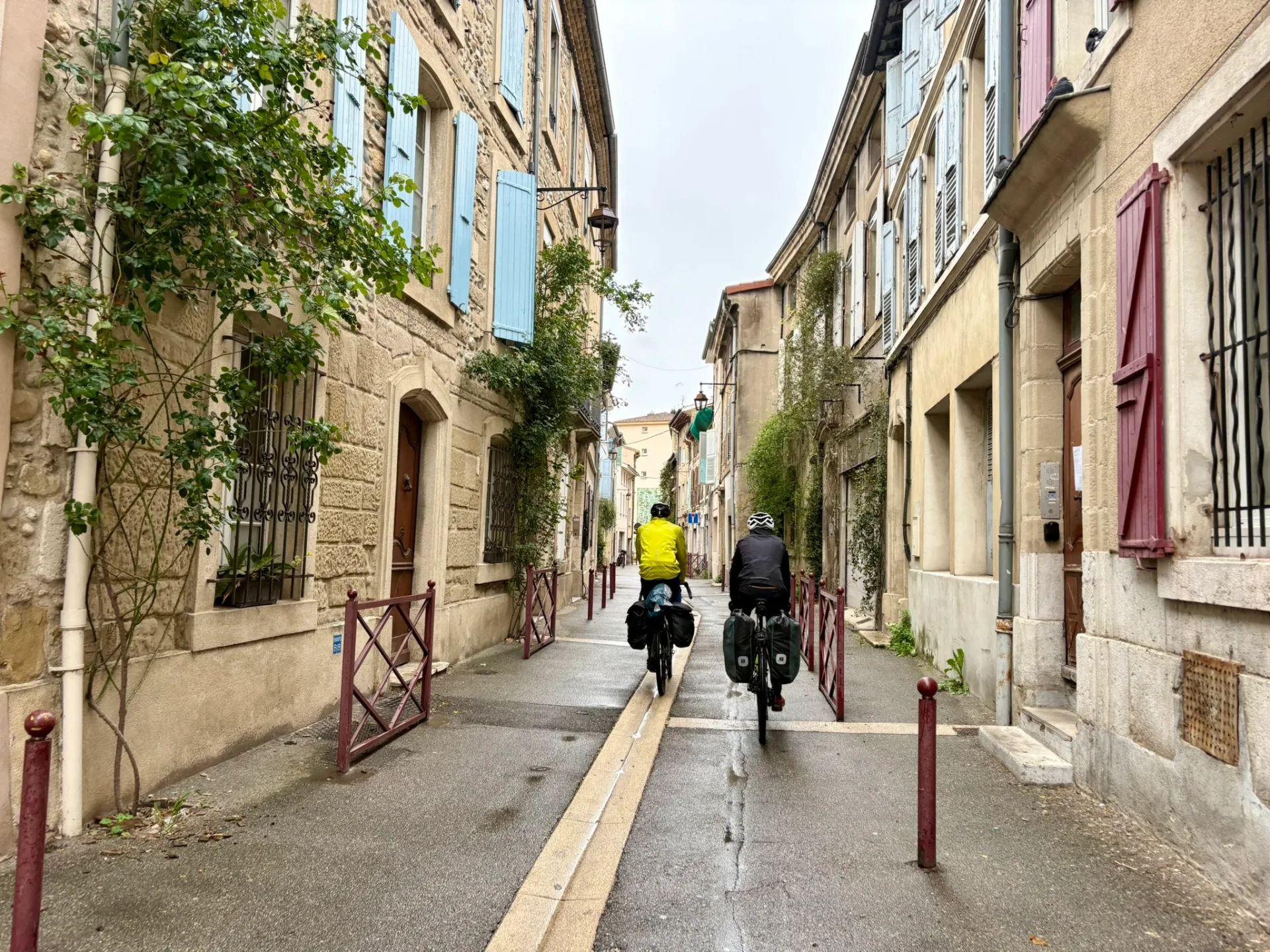 Cyclisme sous la pluie lors de l'étape 2 de la Via Rhôna à Valence
