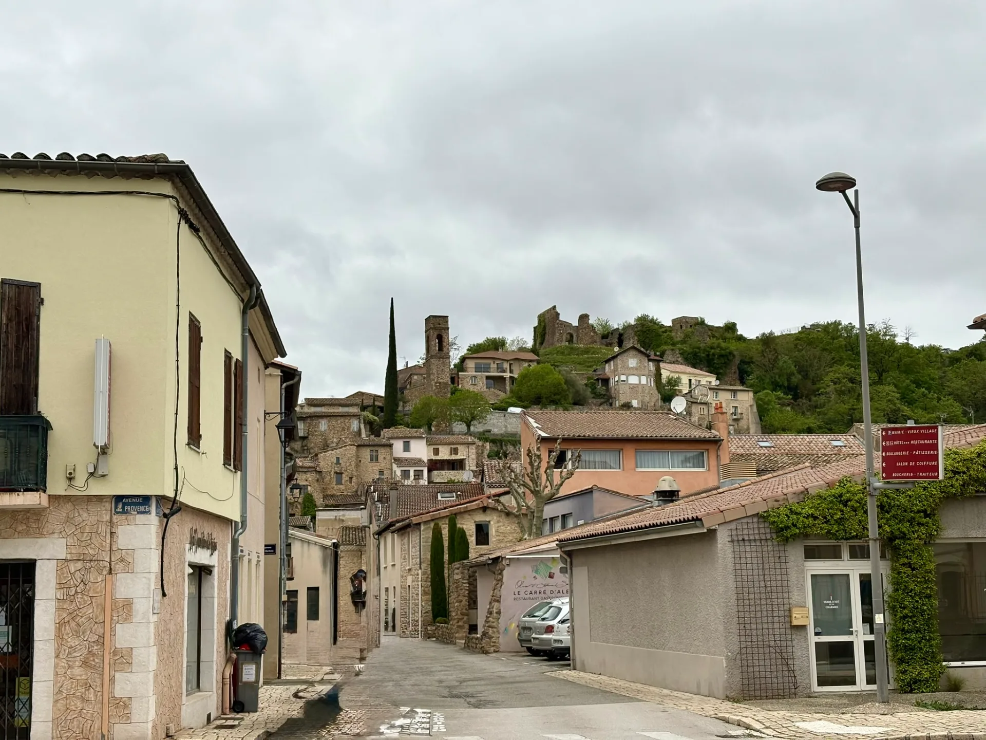 Un des villages du Rhône à visiter sur la Via Rhôna (Beauchastel, Soyons ou Charmes-sur-Rhône)
