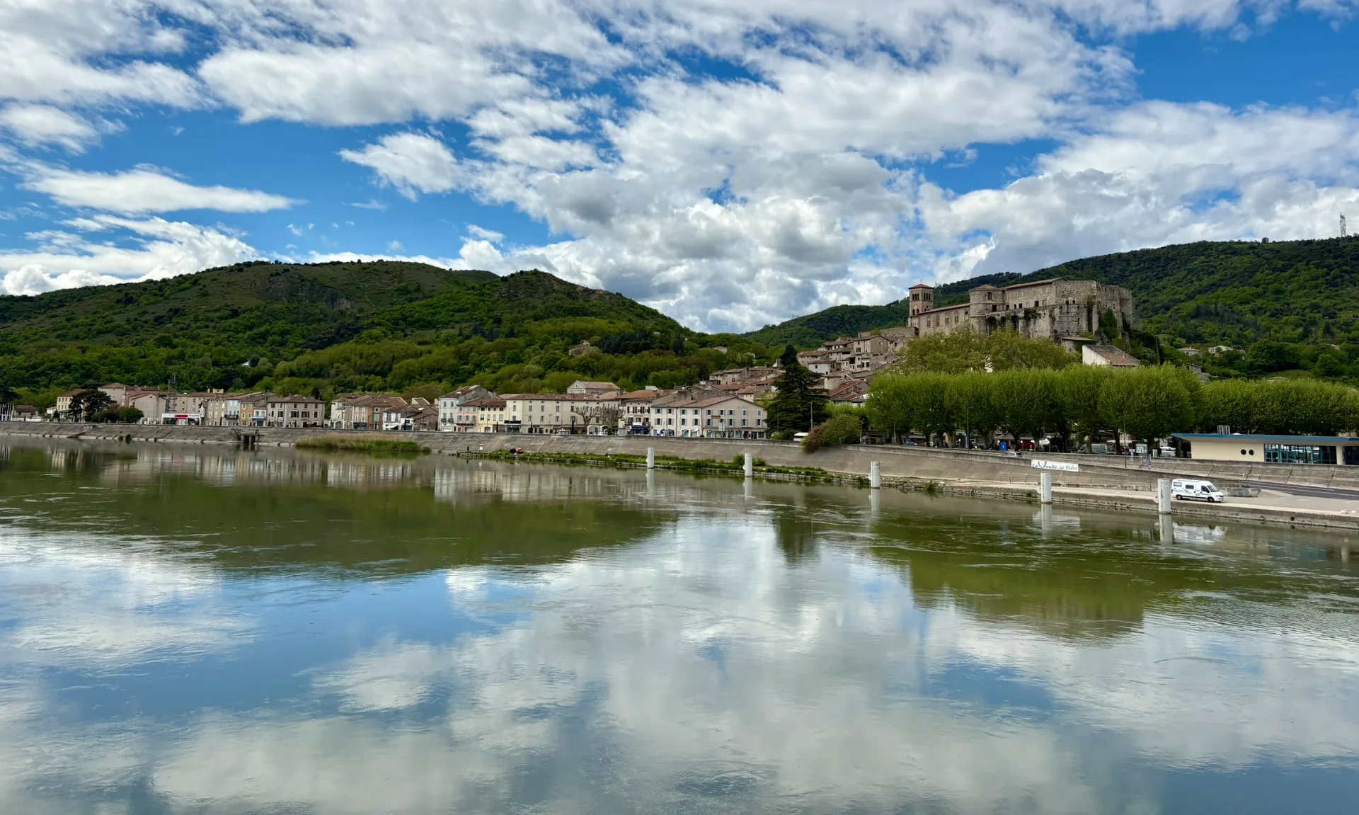 Paysage le long du Rhône entre Valence et Cruas