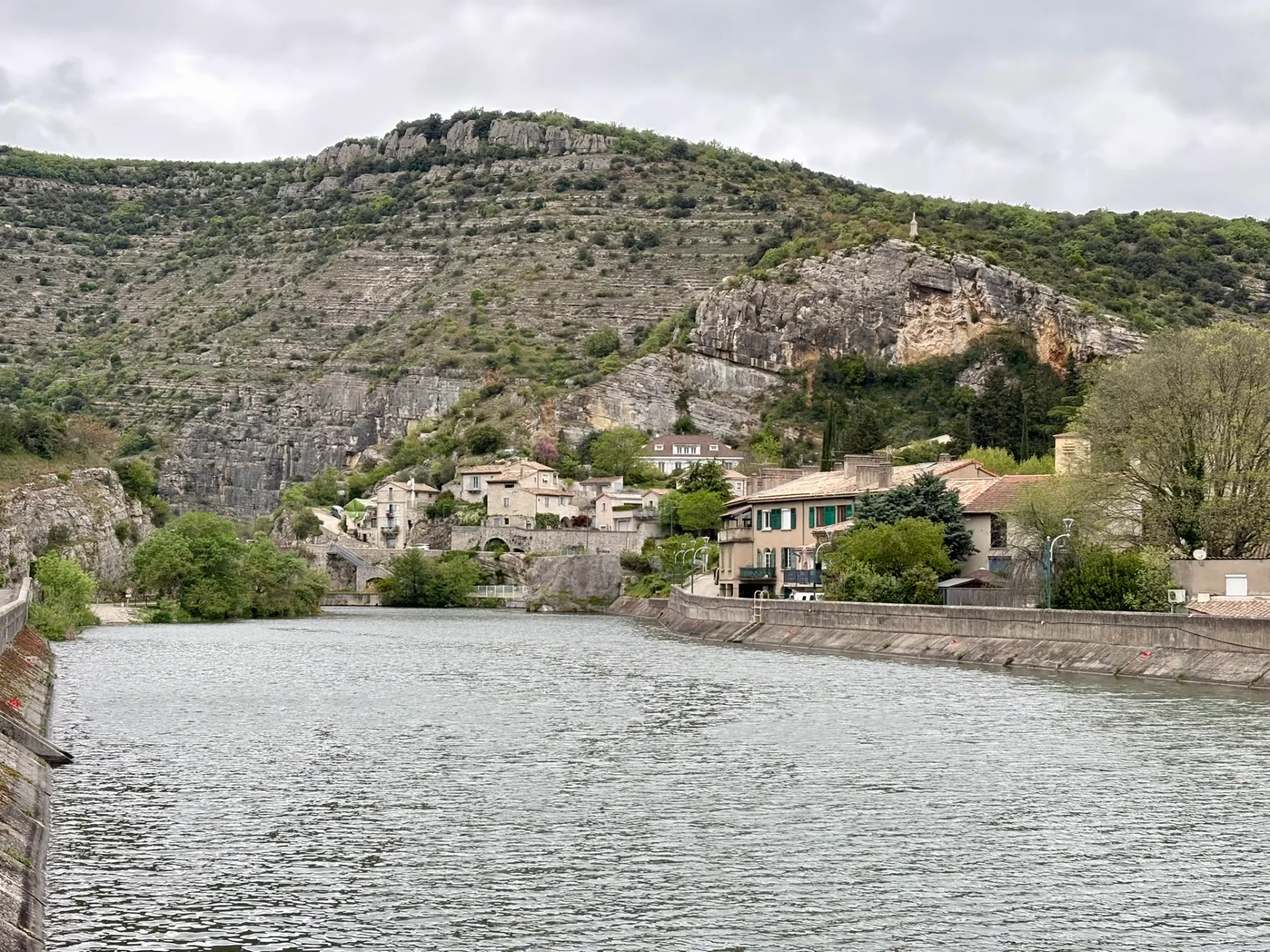 Un village au bord de la via Rhôna