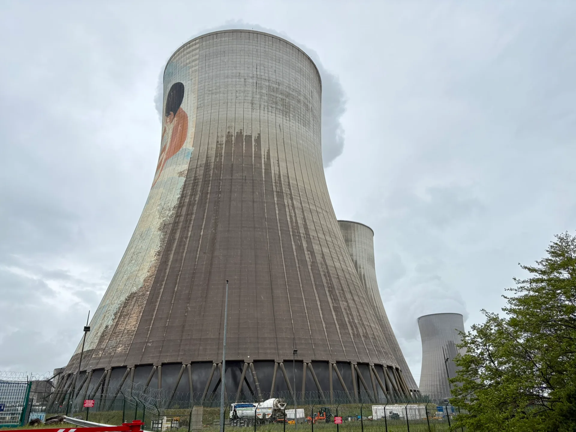La centrale nucléaire de Cruas vue de la Via Rhôna