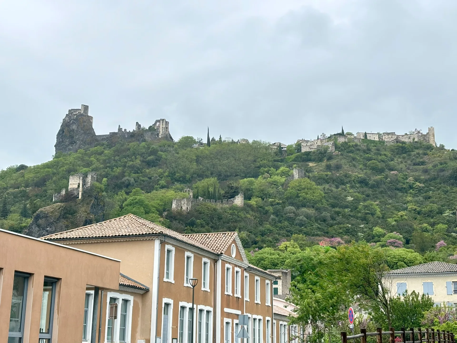 Le village de Rochemaure surplombant le Rhône