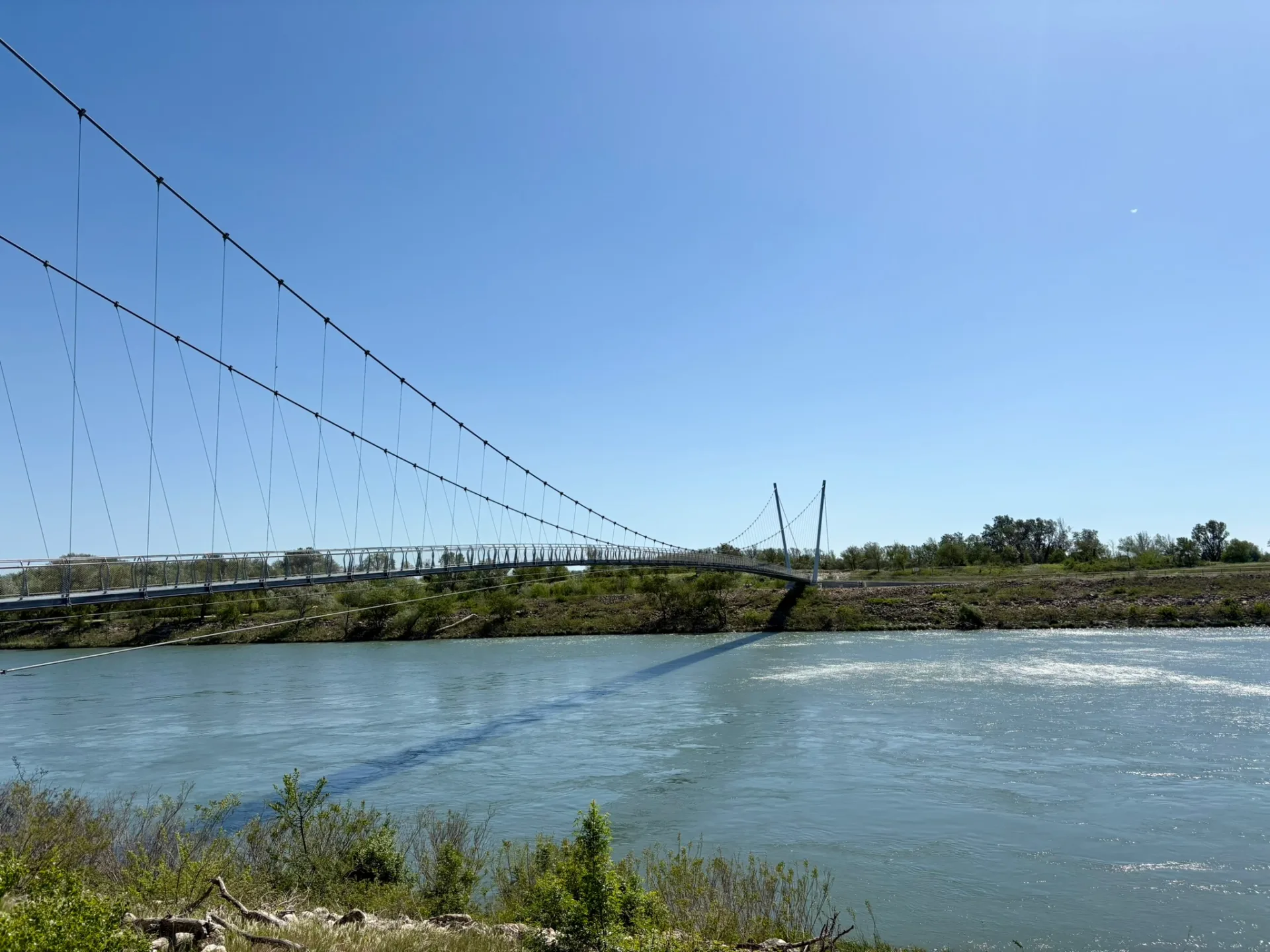 Un pont suspendu sur la Via Rhôna pour les cyclistes
