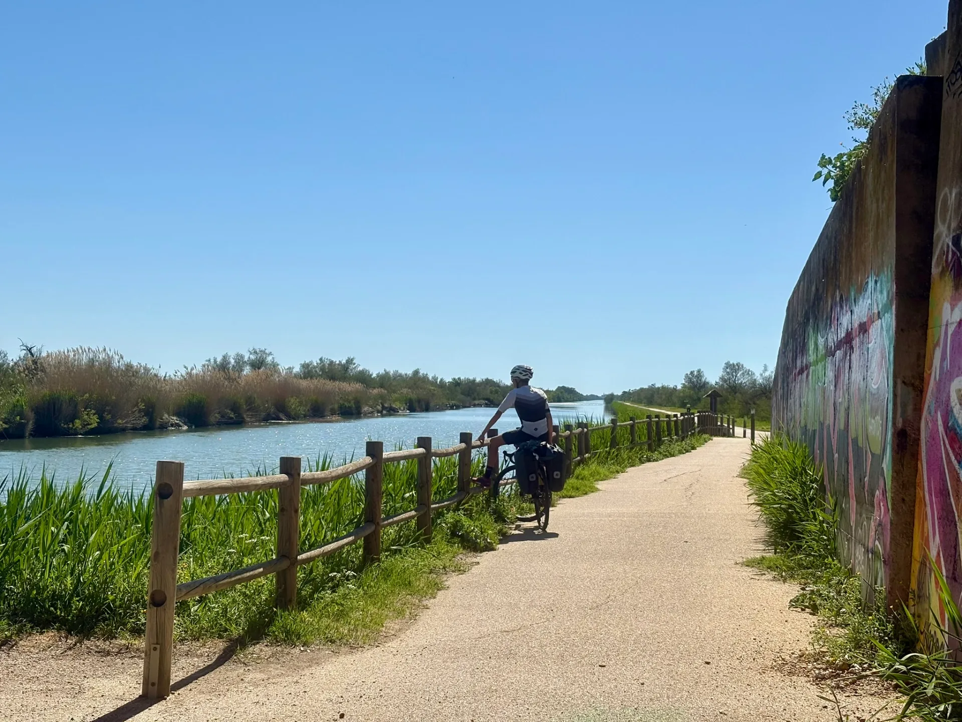 Au bord du canal reliant le Rhône à la Méditerrannée
