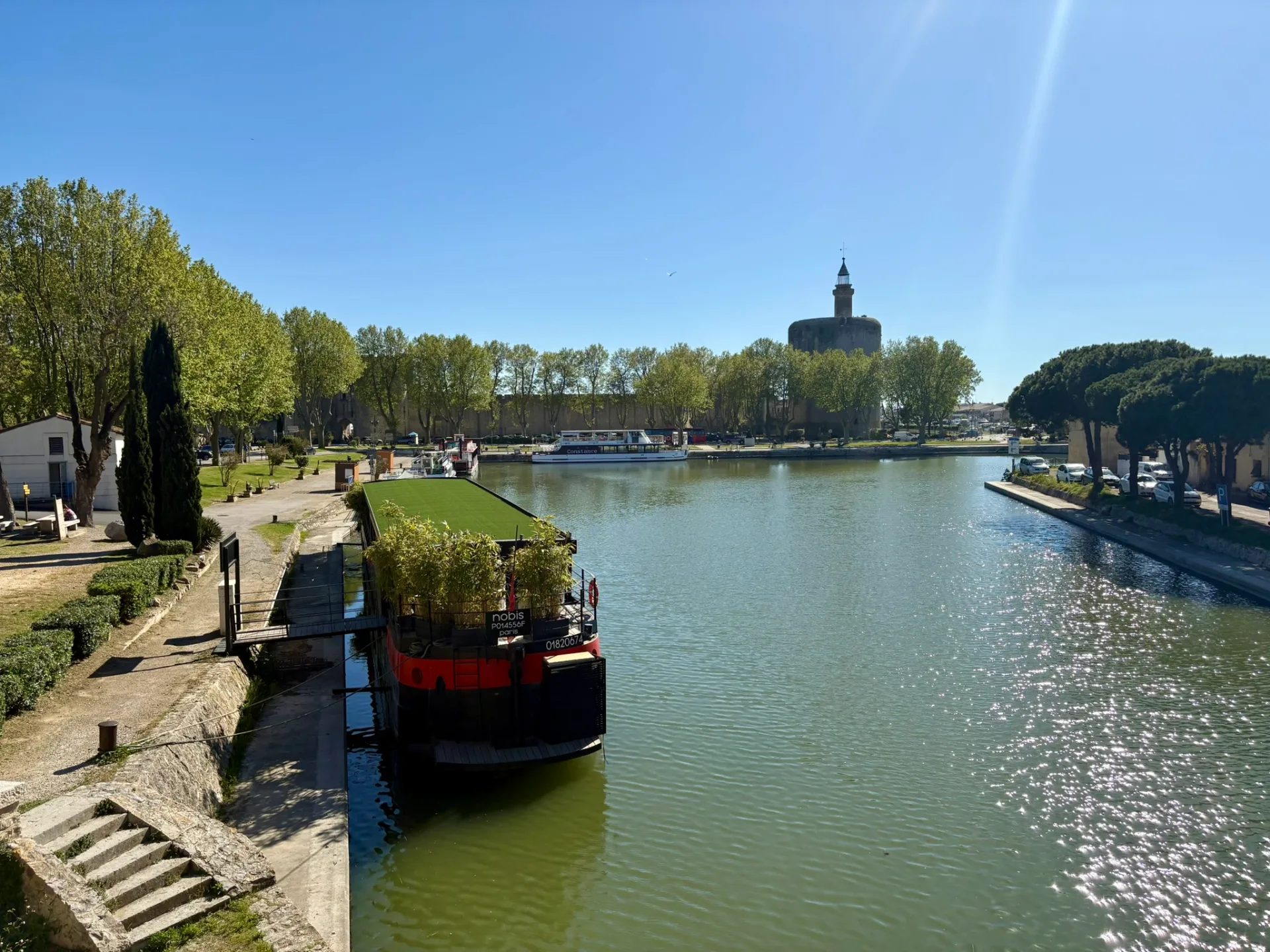 Vue sur Aigues Mortes et son donjon