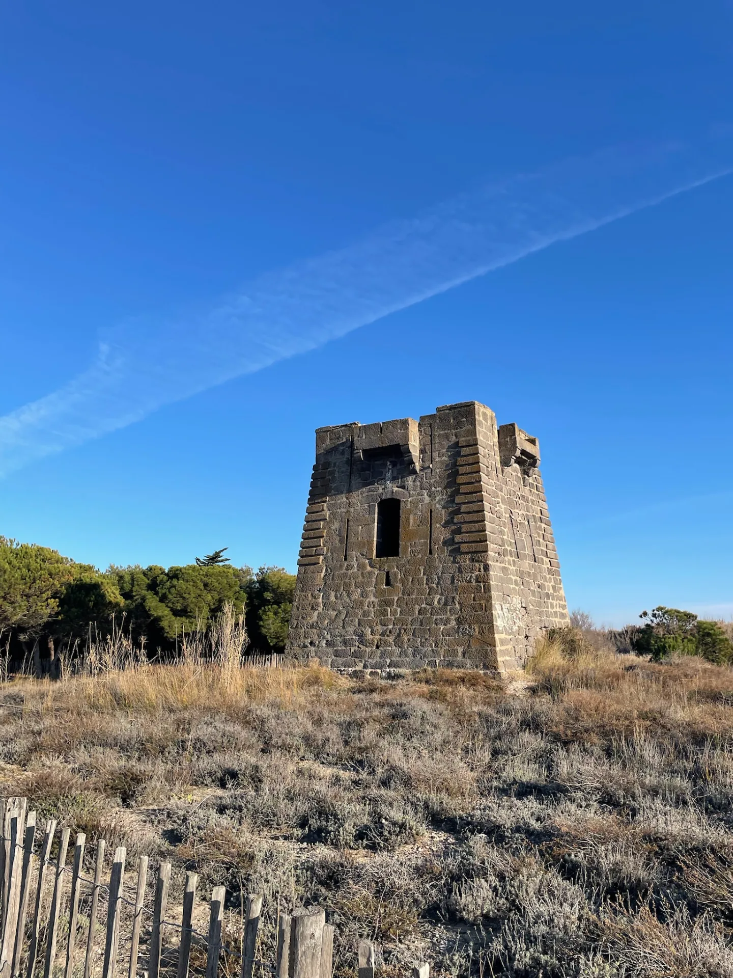 Une tour au bord de la via rhôna et de la mer