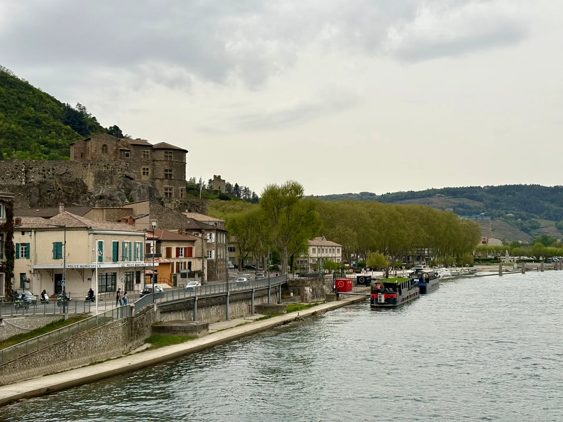 Château de tournon lors de la traversée du premier pont suspendu