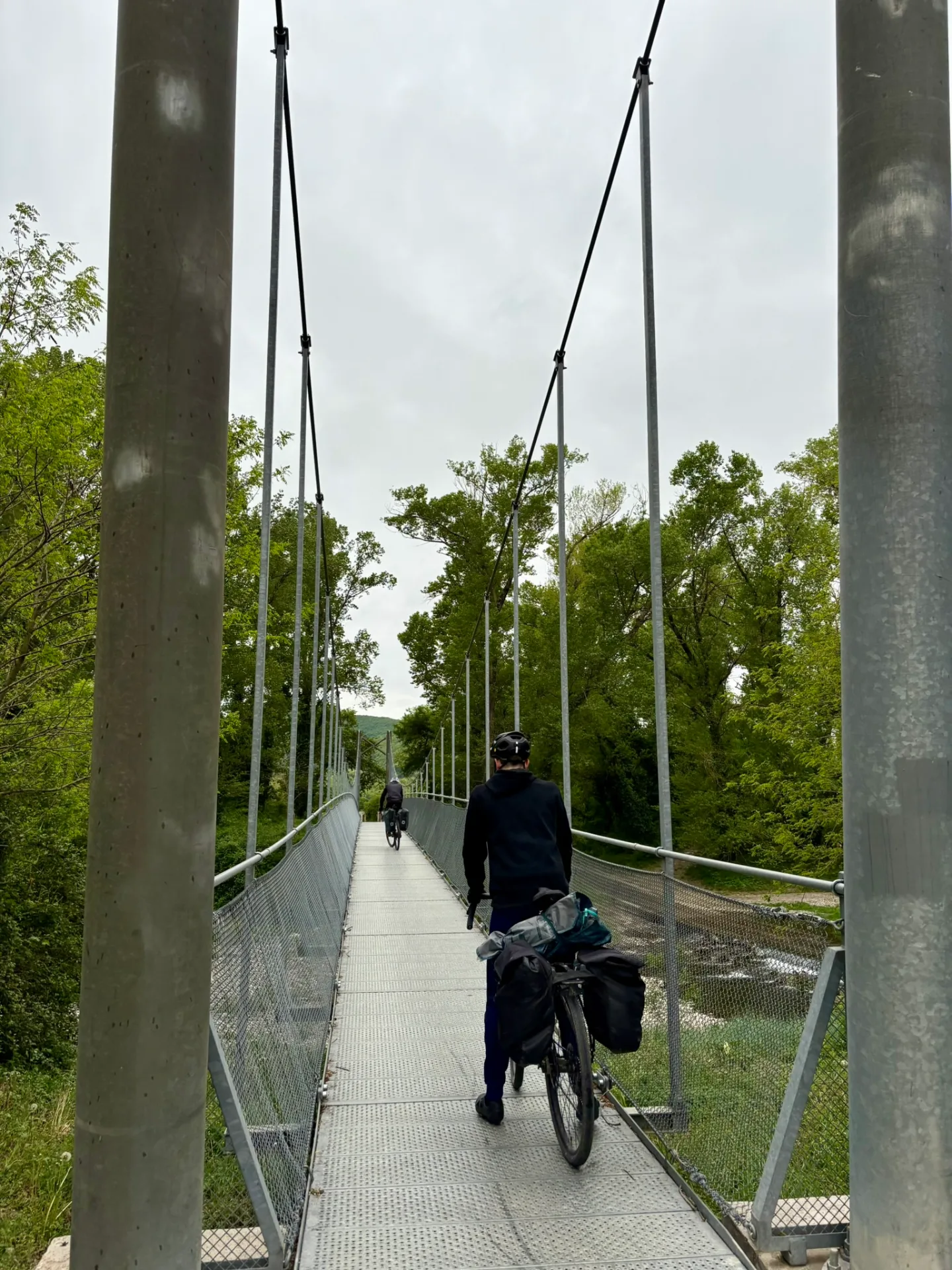 Un des ponts suspendus sur la Via Rhôna