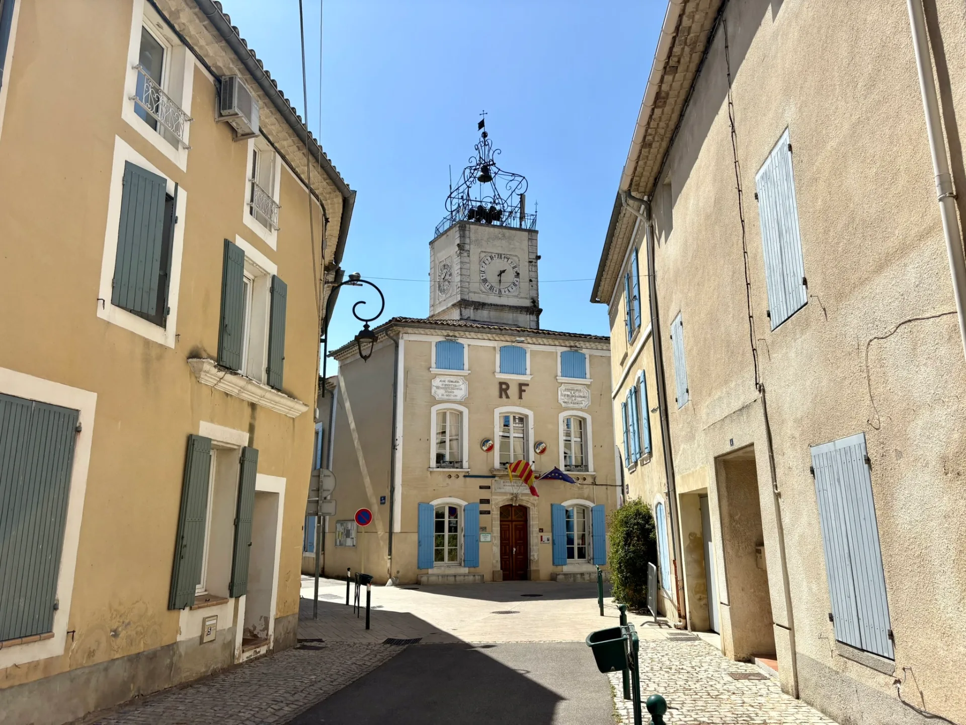 Le campanile en fer forgé du village de Caderousse