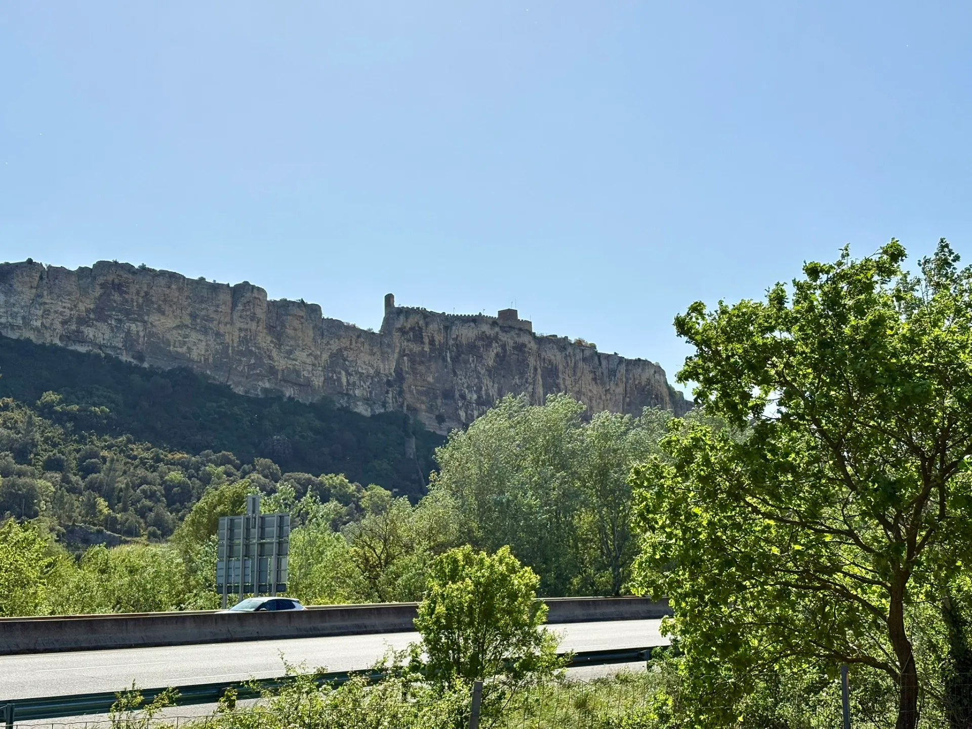 Le village fortifié de Mornas dans le Vaucluse